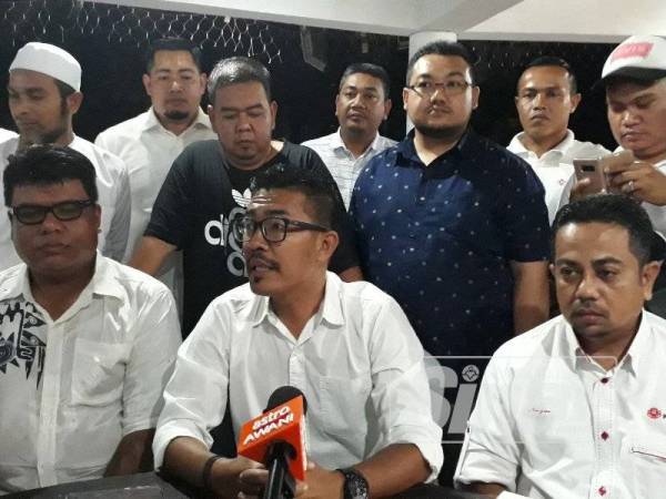 Mohd Fadzil (duduk, tengah) bersama seluruh kepimpinan Pemuda UMNO Kedah pada sidang media semalam.