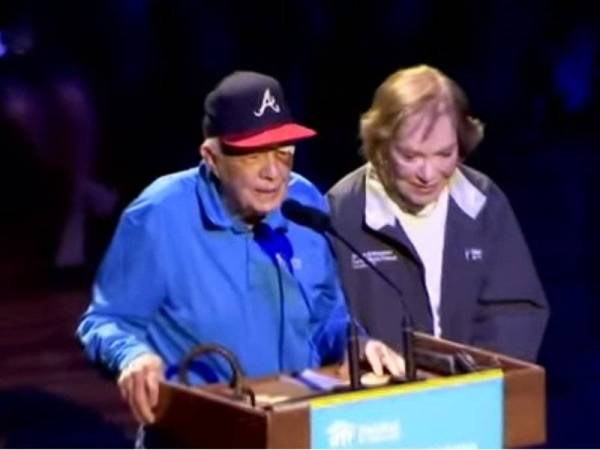 Jimmy Carter ketika berucap pada majlis Habitat for Humanity di Nashville, Tennessee pagi tadi (waktu tempatan). -Foto AP