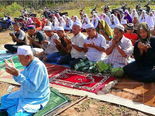 348 peserta rancangan pemulihan tanah Felcra Bukit Tandak membuat solat hajat.