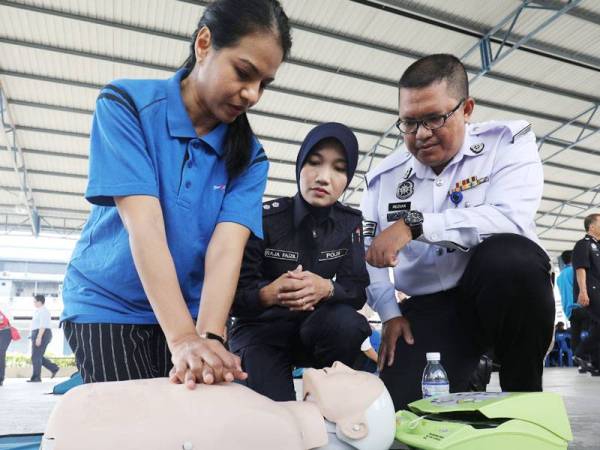 Anggota dan pegawai polis Pulau Pinang diajar cara melakukan CPR dan menggunakan peranti AED ketika berdepan dengan kes kecemasan.