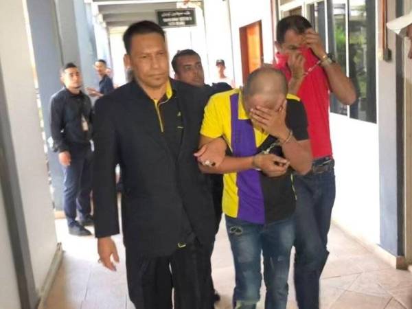 Wan Mohd Faizal (kanan) dihukum penjara dua tahun dan abangnya, Wan Mohd Fikri dihukum penjara setahun serta denda masing-masing RM50,000 di Mahkamah Sesyen hari ini.