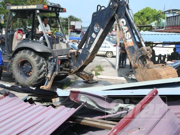 MDKS merobohkan struktur gerai yang dibina di tanah rizab kerajaan di Bestari Jaya pada 26 September lalu.