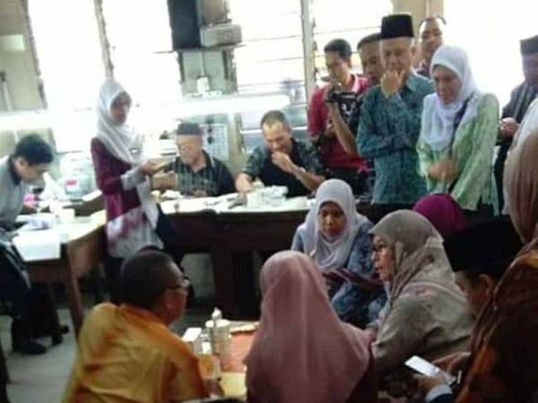 Tunku Azizah (tengah) beramah mesra dengan orang ramai di Kampung Morak, Wakaf Bharu semalam. -Foto Facebook Nadya Bistaman