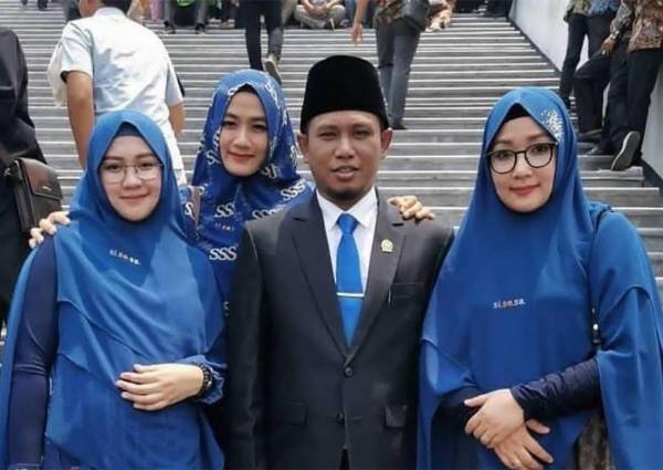 Achmad membawa ketiga-tiga isterinya ketika majlis mengangkat sumpah pada minggu lalu. -Foto Agensi