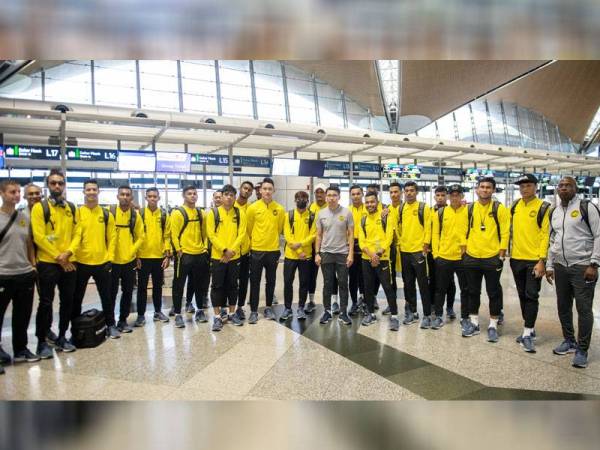 Cheng Hoe bersama skuad Harimau Malaya di KLIA sebelum berlepas ke Hanoi, Vietnam hari ini. - Foto Bernama