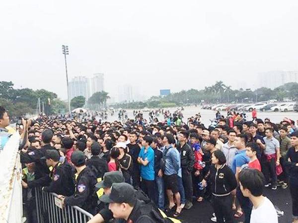 Penyokong Vietnam beratur membeli tiket perlawanan menentang Malaysia, Khamis ini sambil dipantau ketat pihak berkuasa tempatan. FOTO: SAIGON ONLINE