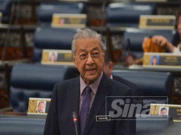 Dr Mahathir menjawab soalan pada Sidang Dewan Rakyat di Dewan Rakyat hari ini. FOTO: SHARIFUDIN ABDUL RAHIM