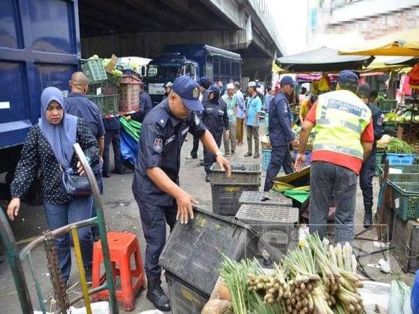 DBKL menyita barangan dan peralatan perniagaan milik 19 peniaga warga asing dan peniaga haram di Jalan Yew serta Pasar Pudu dalam Ops Tegas Siri 29 semalam.