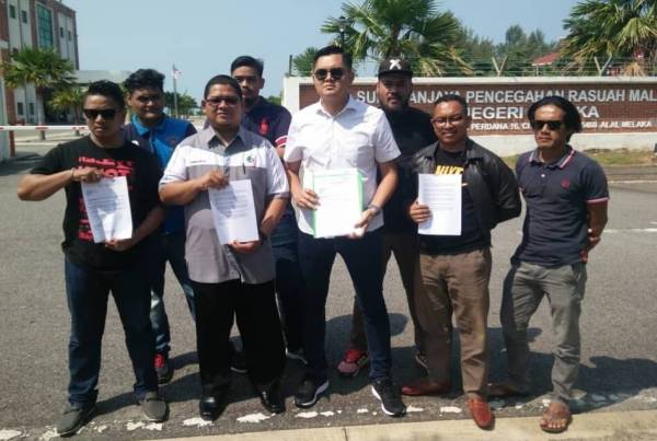 Akmal (tiga,kanan) selepas melaporkan kes dakwaan berlaku salah guna kuasa oleh individu berpangkat ketua jabatan di sebuah PBT di negeri ini, di pekarangan SPRM, Alai, di sini, hari ini.
