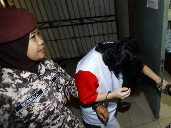 Mahkamah Rayuan hari ini membebaskan Hang Tsyr (kanan) daripada pertuduhan bersubahat membunuh suaminya, Wong Jong Kui, bekas pengurus cawangan bank HSBC di Sibu, pada 2012. - Foto Bernama