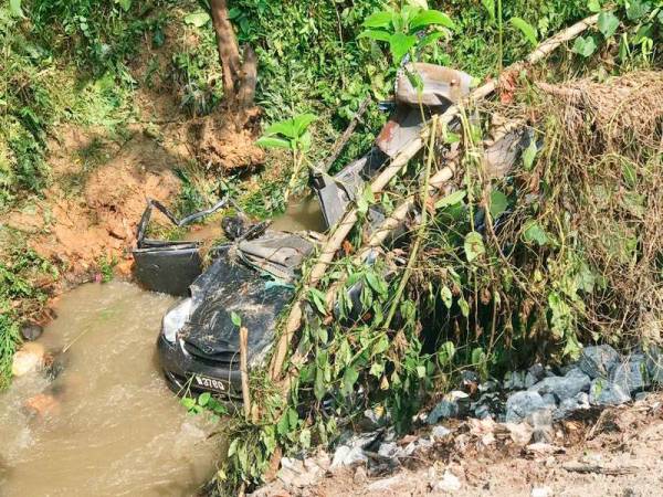 Mangsa meninggal dunia di lokasi selepas kereta jenis Perodua Viva dipandunya terbabas sebelum terjunam ke anak sungai sedalam kira-kira dua meter di Kilometer 15 Jalan Rawang-Kuala Lumpur, petang tadi.