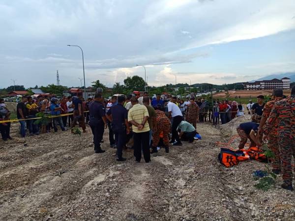 Anggota bomba dan penyelamat berusaha menyelamatkan mangsa.
Foto: Jabatan Bomba dan Penyelamat Malaysia (JBPM) Kedah