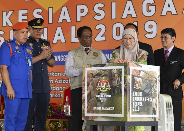 Dr Wan Azizah (dua, kanan) menyumbang ke Tabung Bantuan Bencana Negara (TBBN) selepas melancarkan tabung itu pada majlis Bulan Kesiapsiagaan Nasional 2019 yang bertemakan 'Kesiapsiagaan Bencana, Tanggungjawab Bersama' di ibu pejabat Nadma hari ini. -Foto Bernama