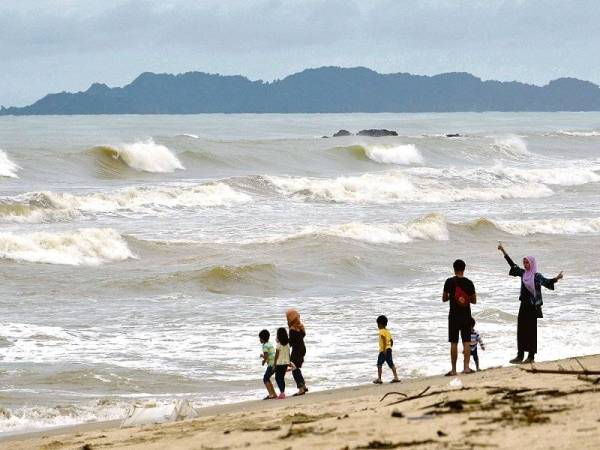 Tiga negeri di pantai timur dan Johor dijangka mengalami empat hingga enam episod hujan lebat bermula awal November hingga Januari depan berikutan Monsun Timur Laut. - Foto Bernama