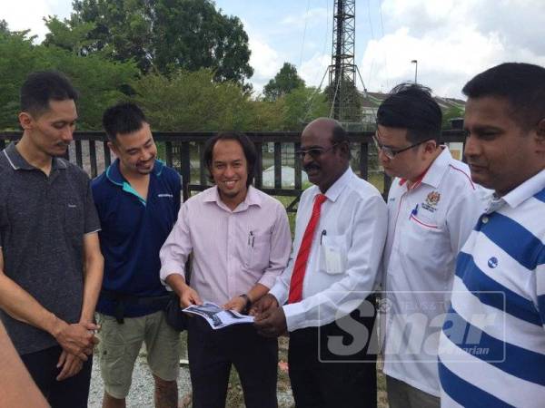 Gunasekaran berbincang bersama wakil persatuan penduduk Taman Forest Bayu hari ini.