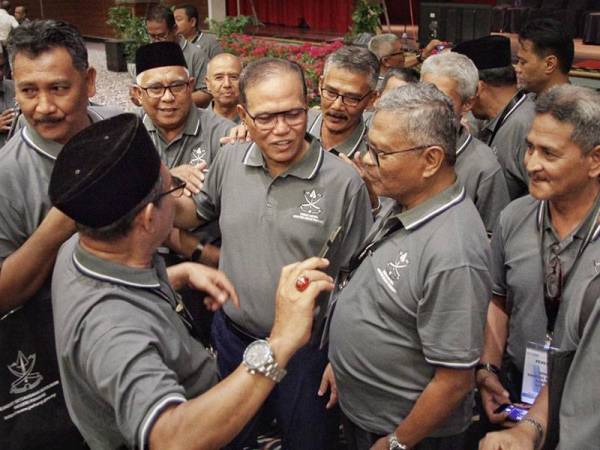 Wan Rosdy bersama sebahagian MPKK pada Majlis Penutup Seminar Pemantapan Organisasi Majlis Pengurusan Komuniti Kampung (MPKK) Negeri Pahang Tahun 2019 di sebuah resort semalam. - Foto Facebook Kerajaan Pahang