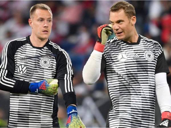 Ter Stegen (kiri) sebelum ini dilaporkan pernah bertelagah dengan Neuer (kanan).