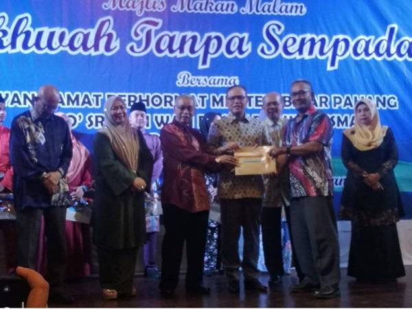 Wan Rosdy (tiga dari kanan) pada majlis Ukhuwah Tanpa Sempadan di Hotel Grand Darul Makmur di sini malam tadi.