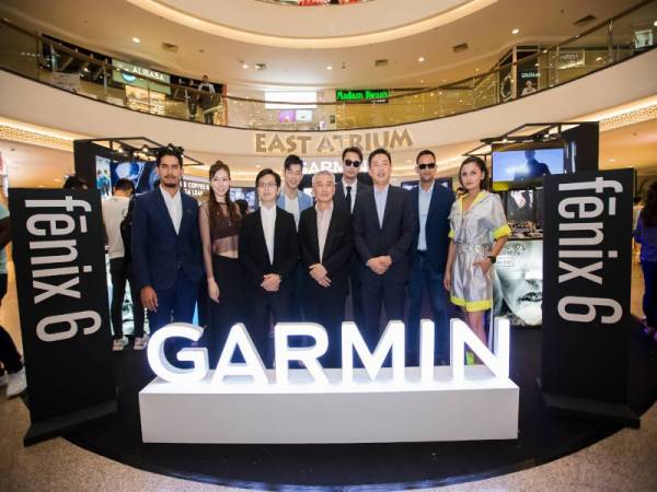 PENGARAH Urusan Garmin Asia Tenggara, Engelhard Sundoro (tiga dari kanan) bersama Pengurus Produk Garmin Asia Tenggara, Ivan Lai dan Pengarah Urusan Eaco Technologies (M) Sdn Bhd, Ong Chang Seng bergambar sempena pelancaran itu baru-baru ini.