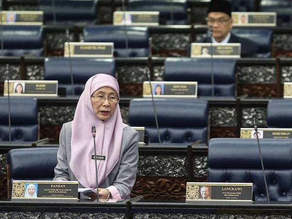 Timbalan Perdana Menteri, Datuk Seri Dr Wan Azizah Wan Ismail ketika bercakap pada persidangan Dewan Rakyat di Parlimen hari ini.  - Foto Bernama