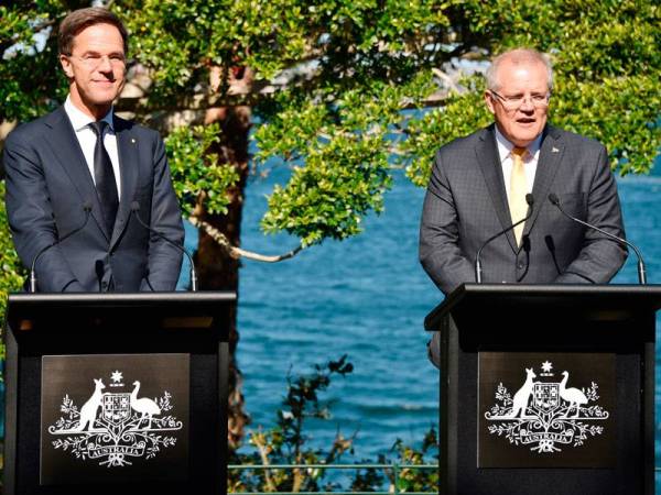 Morrison (kanan) dan Rutte ketika sidang media bersama di Sydney hari ini. - Foto AFP