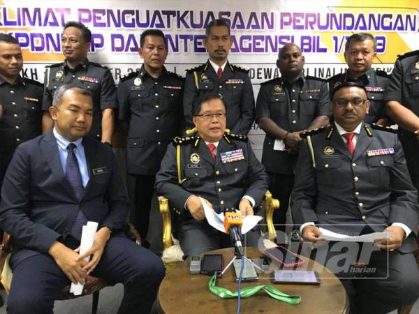 Suhaimi (tengah) ditemui pemberita selepas mengadakan Taklimat Penguatkuasaan Perundangan KPDNHEP di Gerik hari ini.