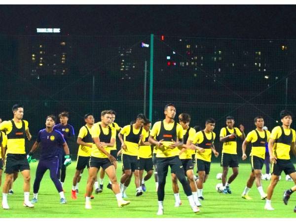 Pemain Harimau Malaya gigih menjalani latihan menjelang perlawanan menentang Vietnam malam esok. Foto: KAMARUL AKHIR / ASIANA.MY