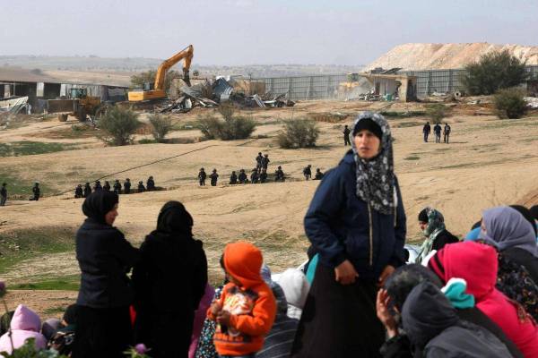 Penduduk kampung di padang pasir Naqab melihat kediaman mereka dimusnahkan tentera Israel. -FOTO: AGENSI