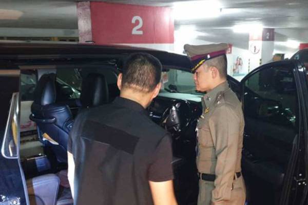 Polis meninjau kereta di mana seorang wanita ditembak secara tidak sengaja oleh teman lelaki di Jalan Rama 3, Bangkok pada malam Isnin lalu. FOTO: BANGKOK POST