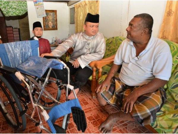 Tuanku Syed Faizuddin menyumbangkan kerusi roda untuk kemudahan Kamaruzzaman.