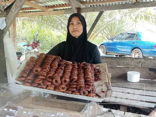 Zarira mampu raih pendapatan lumayan dengan menjual kuih penderam.