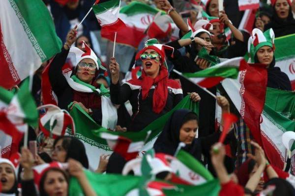 Kebenaran mendapat akses tersebut bagaikan satu kemenangan moral kepada pejuang hak asasi wanita Iran terutamanya selepas kematian peminat fanatik Blue Girl bulan lalu. Foto: Reuters