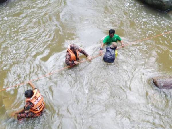 Kerja-kerja menyelamat menggunakan teknik 'water crossing'. -Foto ehsan BBP Setiu