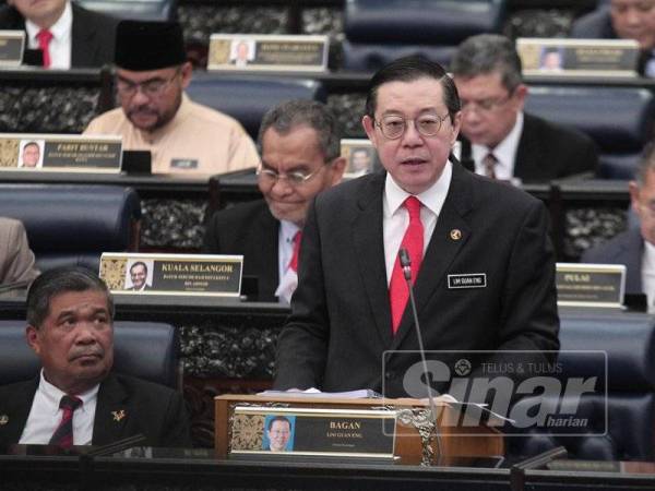 Lim Guan Eng membentangkan Belanjawan 2020 dalam Dewan Rakyat, hari ini. -Foto Sinar Harian ZAHID IZZANI