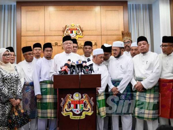 Wakil rakyat dari blok pembangkang memakai baju berwarna putih di Parlimen hari ini. - Foto SHARIFUDIN ABDUL RAHIM