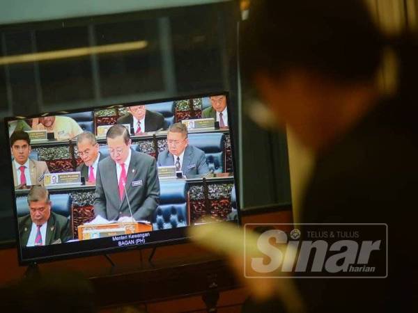 Menteri Kewangan Lim Guan Eng membentangkan Belanjawan 2020 dalam Dewan Rakyat, hari ini. - Foto Sinar Harian SHARIFUDIN ABDUL RAHIM