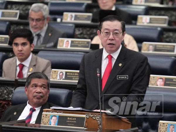 Menteri Kewangan, Lim Guan Eng berucap pada pembentangan Belanjawan 2020 di Parlimen hari ini. - Foto ZAHID IZZANI