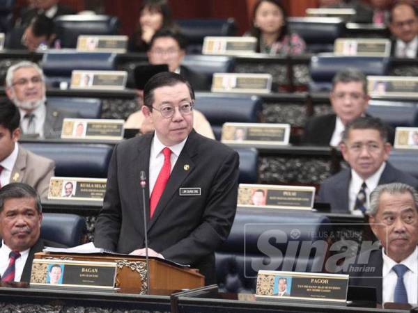 Guan Eng membentangkan Belanjawan 2020 dalam Dewan Rakyat, hari ini. -Foto Sinar Harian ZAHID IZZANI