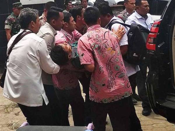 Menteri Hal Ehwal Keselamatan, Perundangan dan Politik Indonesia, Jeneral Wiranto diusung orang ramai untuk dihantar ke hospital selepas ditikam menggunakan senjata tajam semasa melakukan lawatan di Banten semalam. 