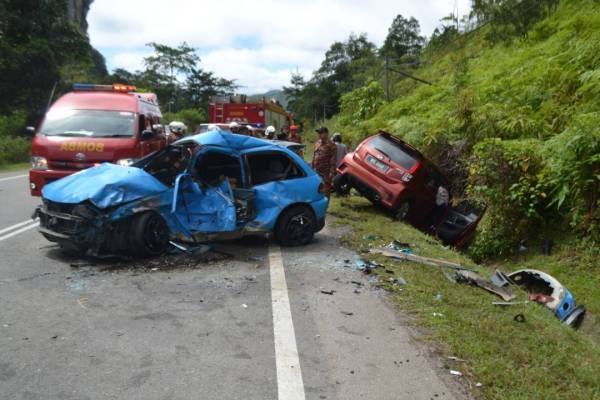 Kenderaan mangsa remuk akibat pelanggaran terbabit.