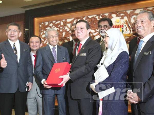 Dr Mahathir dan Guan Eng memegang dokumen Belanjawan 2020. Turut kelihatan Timbalan Perdana Menteri, Datuk Seri Wan Azizah Wan Ismail dan jemaah menteri pada pembentangan Belanjawan 2020 di Parlimen hari ini. - Foto ZAHID IZZANI