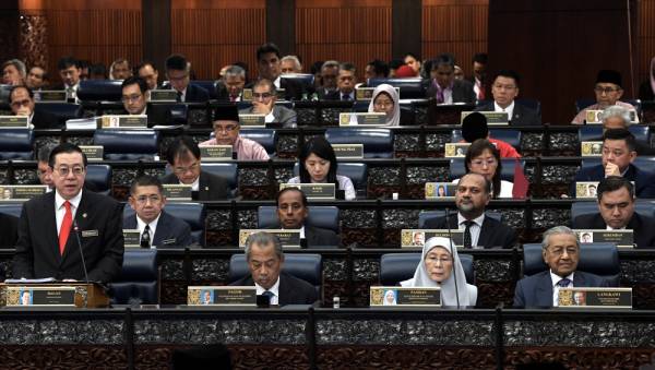 Menteri Kewangan Lim Guan Eng membentangkan Belanjawan 2020 di Dewan Rakyat di Parlimen hari ini. -Foto Bernama