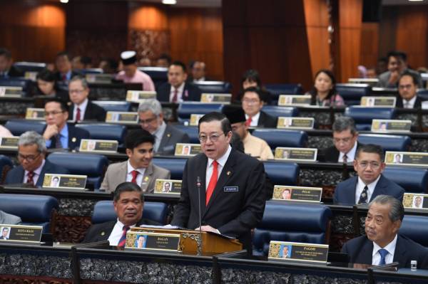 Lim Guan Eng ketika membentangkan Belanjawan 2020 di Parlimen hari ini.  -Foto Bernama