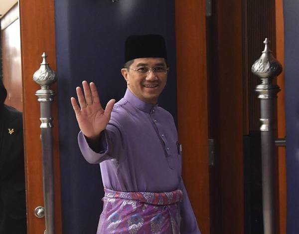 Menteri Hal Ehwal Ekonomi Datuk Seri Mohamed Azmin Ali selepas selesai pembentangan Belanjawan 2020 di Parlimen hari ini. -Foto Bernama