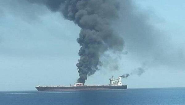 Sebuah kapal tangki minyak Iran dilaporkan terkena serangan misil. - Foto IRB NEWS