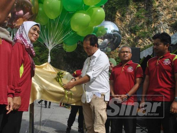 Zainal Azman menyempurnakan gimik perasmian Sambutan Hari Perancangan Bandar Sedunia 2019 Peringkat Negeri Perak hari ini.