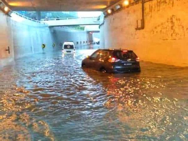 Terowong laluan ke HUKM ditakungi banjir kilat petang tadi. Foto: Adinda Qilla Apmkl.