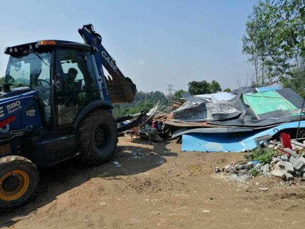 Bangsal yang menjadi kawasan rehat tapak pelupusan sampah haram itu dirobohkan MPS dalam satu operasi di Ulu Yam di sini.