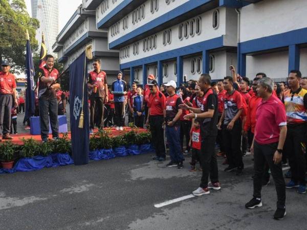 Ketua Polis Negara, Tan Sri Abdul Hamid Bador (kiri) melakukan 'flag off' pada Majlis Pelancaran Bulan Sukan Negara PDRM 2019 di Ibu Pejabat Bukit Aman hari ini. - Foto Bernama