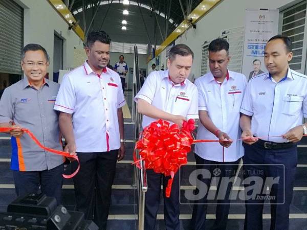 Siew Fook ketika merasmikan Stesen Komuter Nilai di sini hari ini.